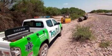 Por intentar ganarle al tren, camión de carga quedó destrozado