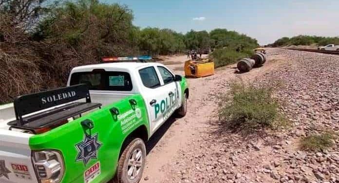 Por intentar ganarle al tren, camión de carga quedó destrozado
