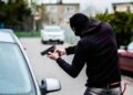 Violentos robos de autos, en centros comerciales