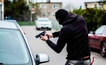 Violentos robos de autos, en centros comerciales