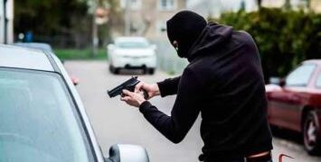 Violentos robos de autos, en centros comerciales