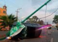 Choque y volcadura en Av. de la Paz; conductor abandona el auto