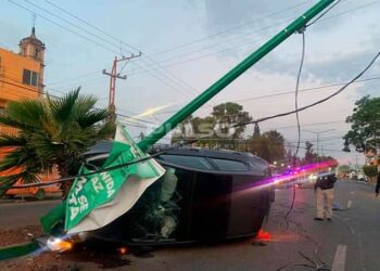 Choque y volcadura en Av. de la Paz; conductor abandona el auto