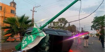 Choque y volcadura en Av. de la Paz; conductor abandona el auto