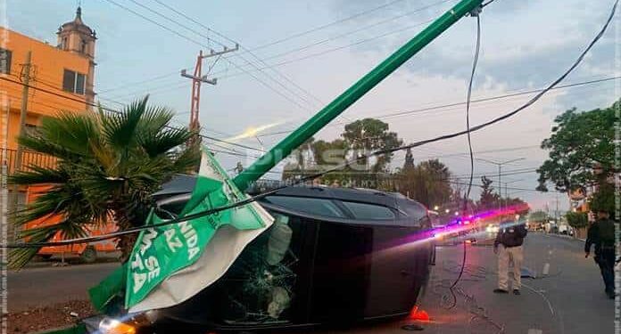 Choque y volcadura en Av. de la Paz; conductor abandona el auto