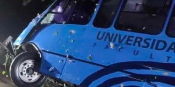 Vuelca autobús de estudiantes de la UASLP en Tamasopo