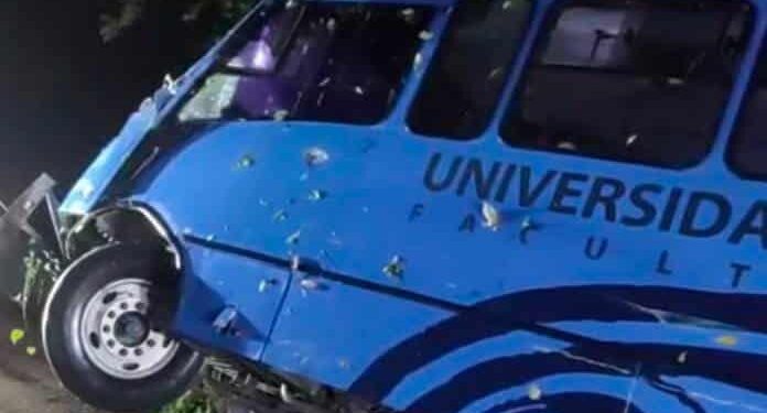 Vuelca autobús de estudiantes de la UASLP en Tamasopo