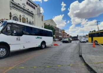 Camión arrolla y mata a un adulto mayor a un costado de la Alameda Juan Sarabia