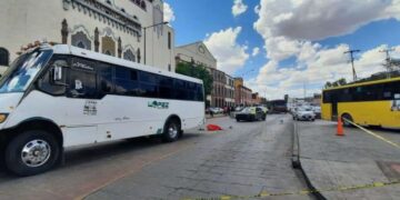 Camión arrolla y mata a un adulto mayor a un costado de la Alameda Juan Sarabia