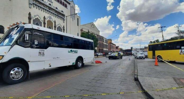 Camión arrolla y mata a un adulto mayor a un costado de la Alameda Juan Sarabia
