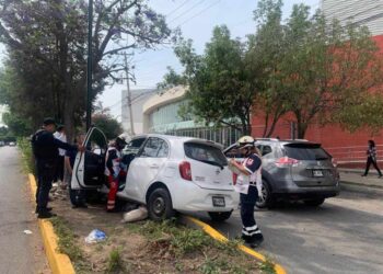 Aparatoso choque en Zenón Fernández