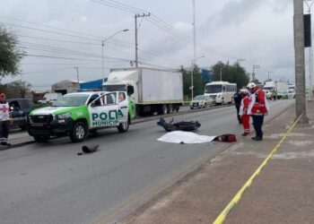 Muere motociclista al impactarse contra camioneta en Periférico Oriente