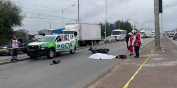 Muere motociclista al impactarse contra camioneta en Periférico Oriente