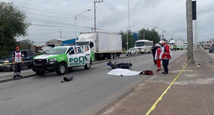 Muere motociclista al impactarse contra camioneta en Periférico Oriente