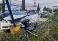 Mujer choca contra un Sentra y lo proyecta contra un árbol y un poste en Manuel J. Clouthier