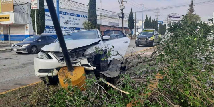 Mujer choca contra un Sentra y lo proyecta contra un árbol y un poste en Manuel J. Clouthier