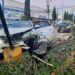 Mujer choca contra un Sentra y lo proyecta contra un árbol y un poste en Manuel J. Clouthier