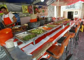 ¡Ni te lo imaginas! Gasto en comida callejera alcanza para llenar 2 veces la despensa
