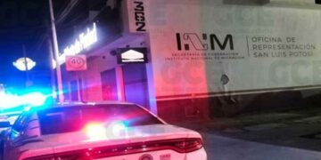 Encuentran a 69 migrantes abandonados en un doble fondo de una caja de tráiler en Villa de Zaragoza
