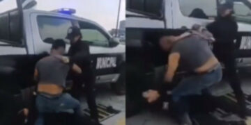 VIDEO: Inadaptado da puñetazos en el rostro a una mujer policía para evitar arresto 