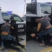 VIDEO: Inadaptado da puñetazos en el rostro a una mujer policía para evitar arresto