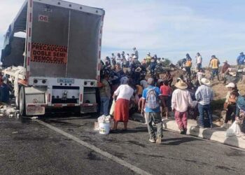 ¿Una cervecita?; tráiler volcado provoca rapiña de cerveza en Mexquitic