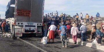 ¿Una cervecita?; tráiler volcado provoca rapiña de cerveza en Mexquitic