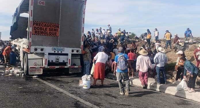 ¿Una cervecita?; tráiler volcado provoca rapiña de cerveza en Mexquitic