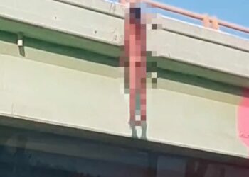 Cuelgan cuerpo desnudo en puente de Ciudad Satélite