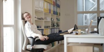 ¿Trabajas en home office? Tu jefe deberá darte silla ‘gamer’ y pagarte luz e internet