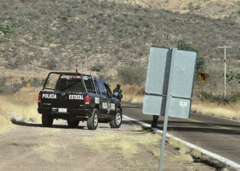 VIDEO: Exhiben a agente que cobra “derecho de paso” a colombianos en Chihuahua