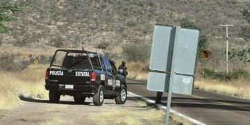 VIDEO: Exhiben a agente que cobra “derecho de paso” a colombianos en Chihuahua