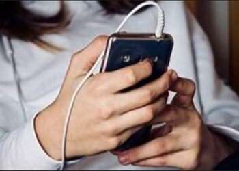 En Brasil niña muere electrocutada por usar el celular mientras cargaba