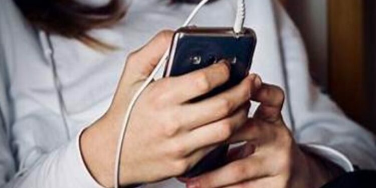 En Brasil niña muere electrocutada por usar el celular mientras cargaba