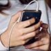 En Brasil niña muere electrocutada por usar el celular mientras cargaba