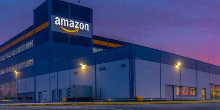 Amazon enfrenta demanda por engañar a millones para que se inscribieran en Prime