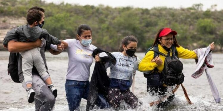 La trampa de la desinformación: el negocio de engañar a los migrantes