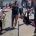 VIDEO: Golpean a mujer con bebé en brazos y a alumna afuera de una secundaria