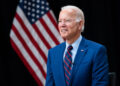 VIDEO: Joe Biden sufre caída en plena entrega de diplomas en una academia militar