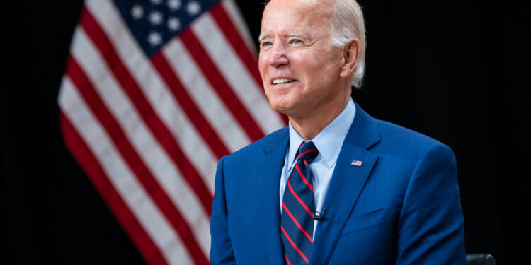 VIDEO: Joe Biden sufre caída en plena entrega de diplomas en una academia militar