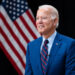 VIDEO: Joe Biden sufre caída en plena entrega de diplomas en una academia militar