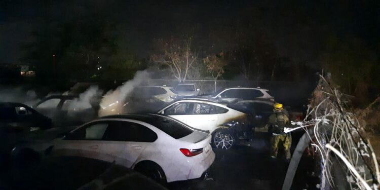 ¡Eran BMW! Queman agencia de autos en Culiacán