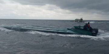 VIDEO: ¡Pescan droga en el mar! Marina asegura un “narcosubmarino” con cocaína