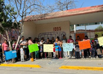 Padres de familia protestan por robos en jardín de niños