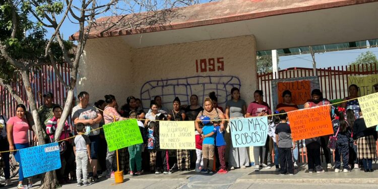 Padres de familia protestan por robos en jardín de niños