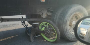 Motociclista muere arrollado por un camión de volteo