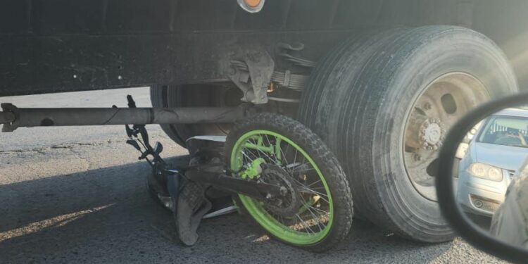 Motociclista muere arrollado por un camión de volteo