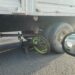 Motociclista muere arrollado por un camión de volteo