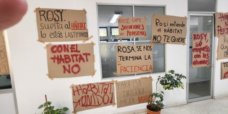 Estudiantes de la Facultad del Hábitat exigen renuncia de la directora
