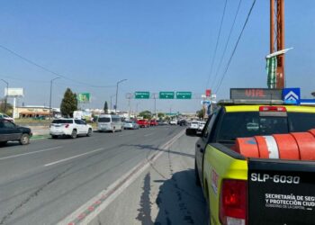Protestan taxistas en la Carretera 57